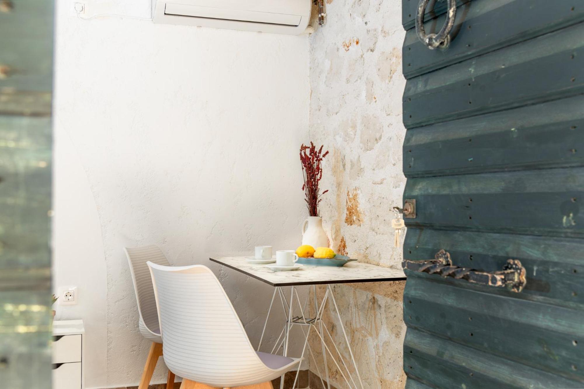 Orama Stone Apartments - Authentic Hospitality In A Historical Location, By Zantewize Room photo