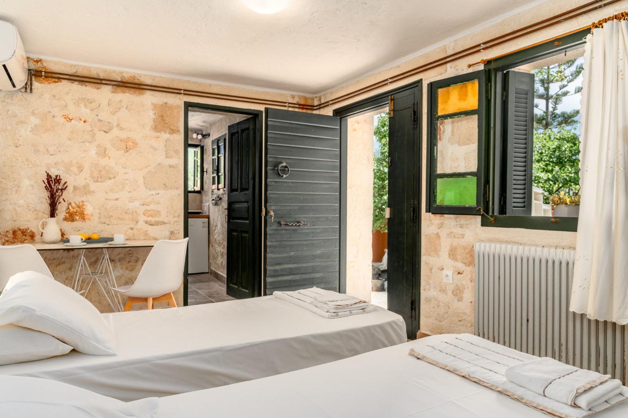 Orama Stone Apartments - Authentic Hospitality In A Historical Location, By Zantewize Room photo